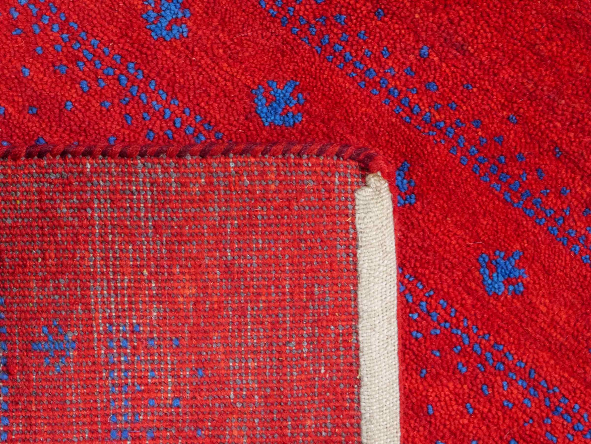 Handgeknüpfter Indo Loribaft Orientteppich von Khademi aus Wolle, rot. Geometrisches Nomaden-Design. Von Hand geknüpft in Indien. Größe: 94x64cm. Teppichnummer: KB4-1718. Verkauf durch Jupiter Intl.