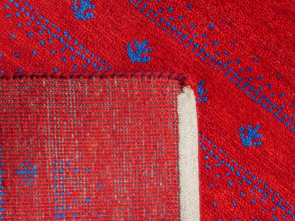 Handgeknüpfter Indo Loribaft Orientteppich von Khademi aus Wolle, rot. Geometrisches Nomaden-Design. Von Hand geknüpft in Indien. Größe: 94x64cm. Teppichnummer: KB4-1718. Verkauf durch Jupiter Intl.