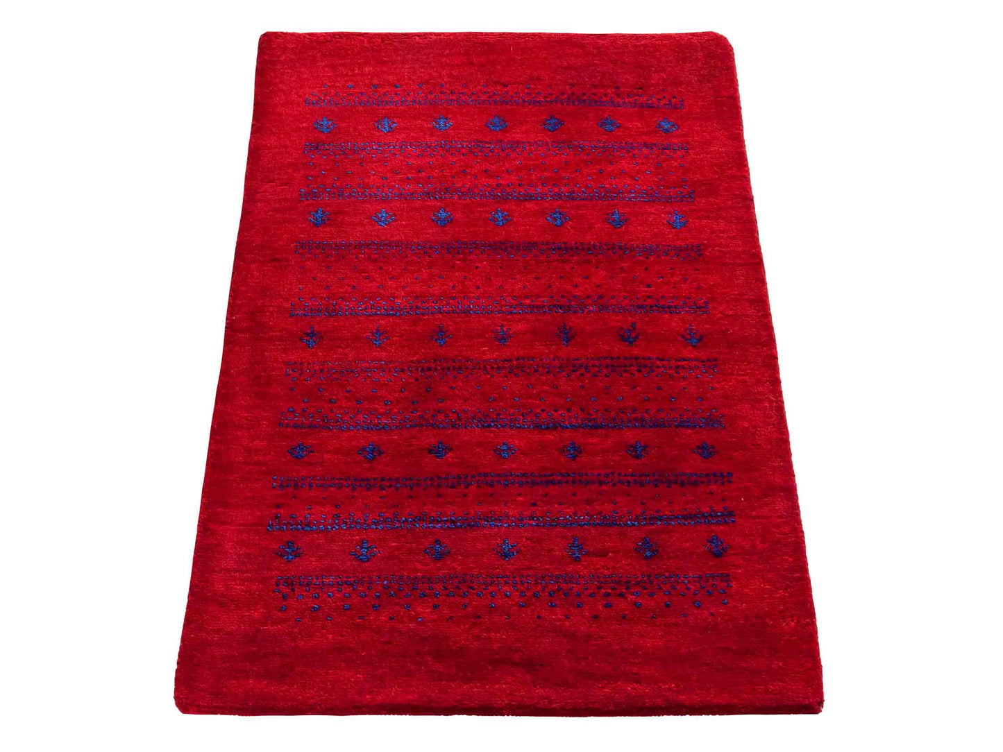 Handgeknüpfter Indo Loribaft Orientteppich von Khademi aus Wolle, rot. Geometrisches Nomaden-Design. Von Hand geknüpft in Indien. Größe: 94x64cm. Teppichnummer: KB4-1718. Verkauf durch Jupiter Intl.