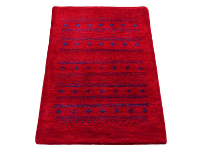 Handgeknüpfter Indo Loribaft Orientteppich von Khademi aus Wolle, rot. Geometrisches Nomaden-Design. Von Hand geknüpft in Indien. Größe: 94x64cm. Teppichnummer: KB4-1718. Verkauf durch Jupiter Intl.