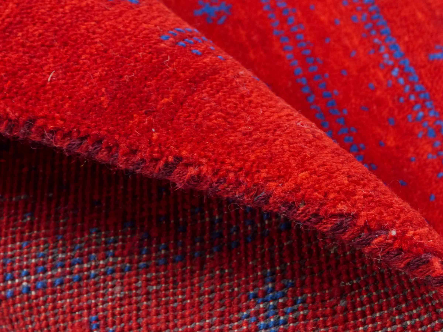 Handgeknüpfter Indo Loribaft Orientteppich von Khademi aus Wolle, rot. Geometrisches Nomaden-Design. Von Hand geknüpft in Indien. Größe: 94x64cm. Teppichnummer: KB4-1718. Verkauf durch Jupiter Intl.