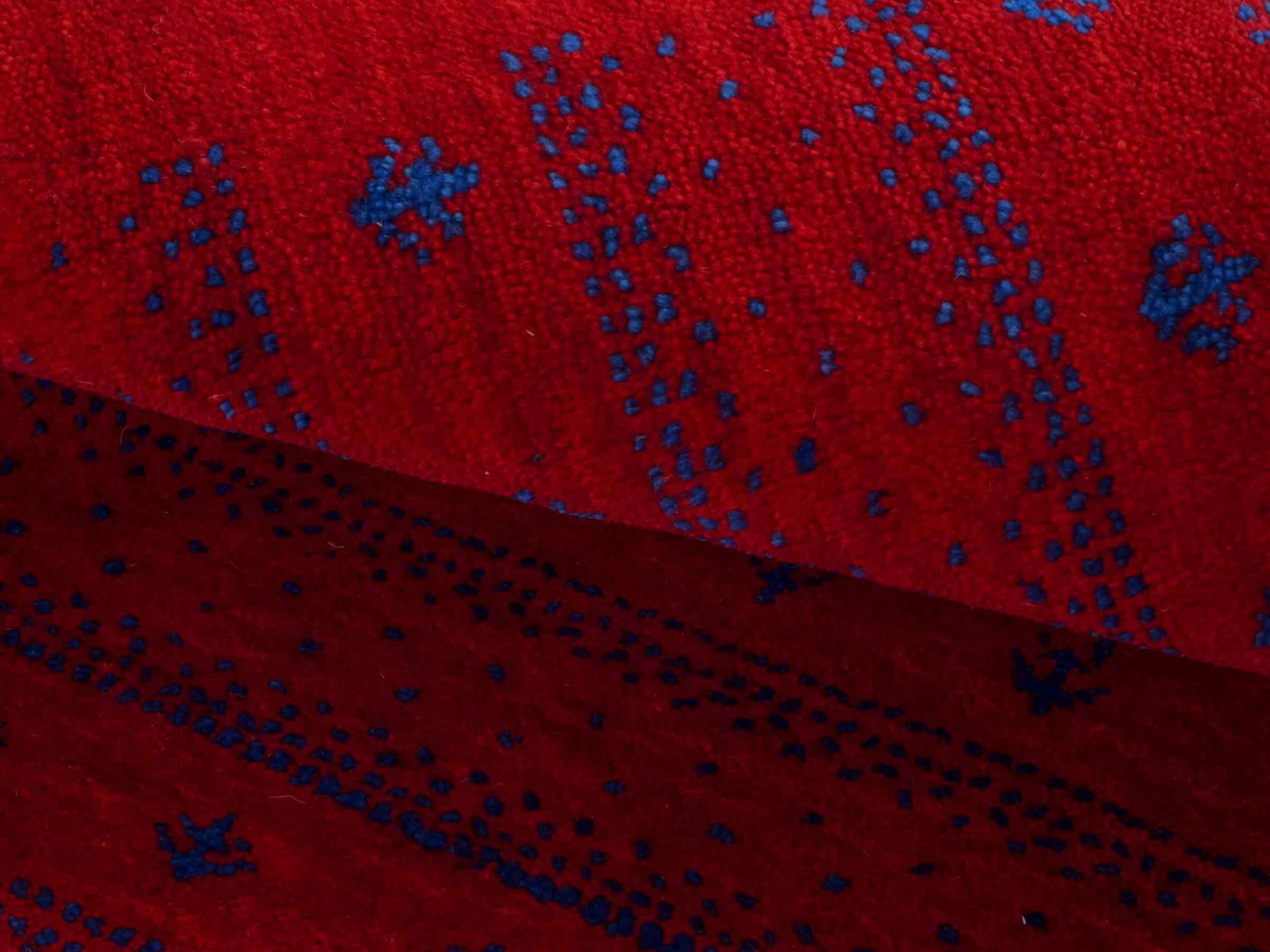 Handgeknüpfter Indo Loribaft Orientteppich von Khademi aus Wolle, rot. Geometrisches Nomaden-Design. Von Hand geknüpft in Indien. Größe: 94x64cm. Teppichnummer: KB4-1718. Verkauf durch Jupiter Intl.