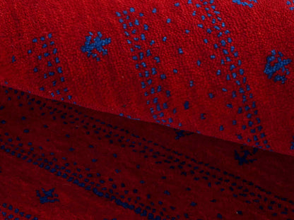 Handgeknüpfter Indo Loribaft Orientteppich von Khademi aus Wolle, rot. Geometrisches Nomaden-Design. Von Hand geknüpft in Indien. Größe: 94x64cm. Teppichnummer: KB4-1718. Verkauf durch Jupiter Intl.