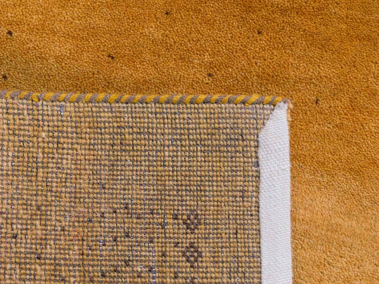 Handgeknüpfter Indo Loribaft Orientteppich von Khademi aus Wolle, gold. Geometrisches Nomaden-Design. Von Hand geknüpft in Indien. Größe: 95x57cm. Teppichnummer: KB4-1749. Verkauf durch Jupiter Intl.