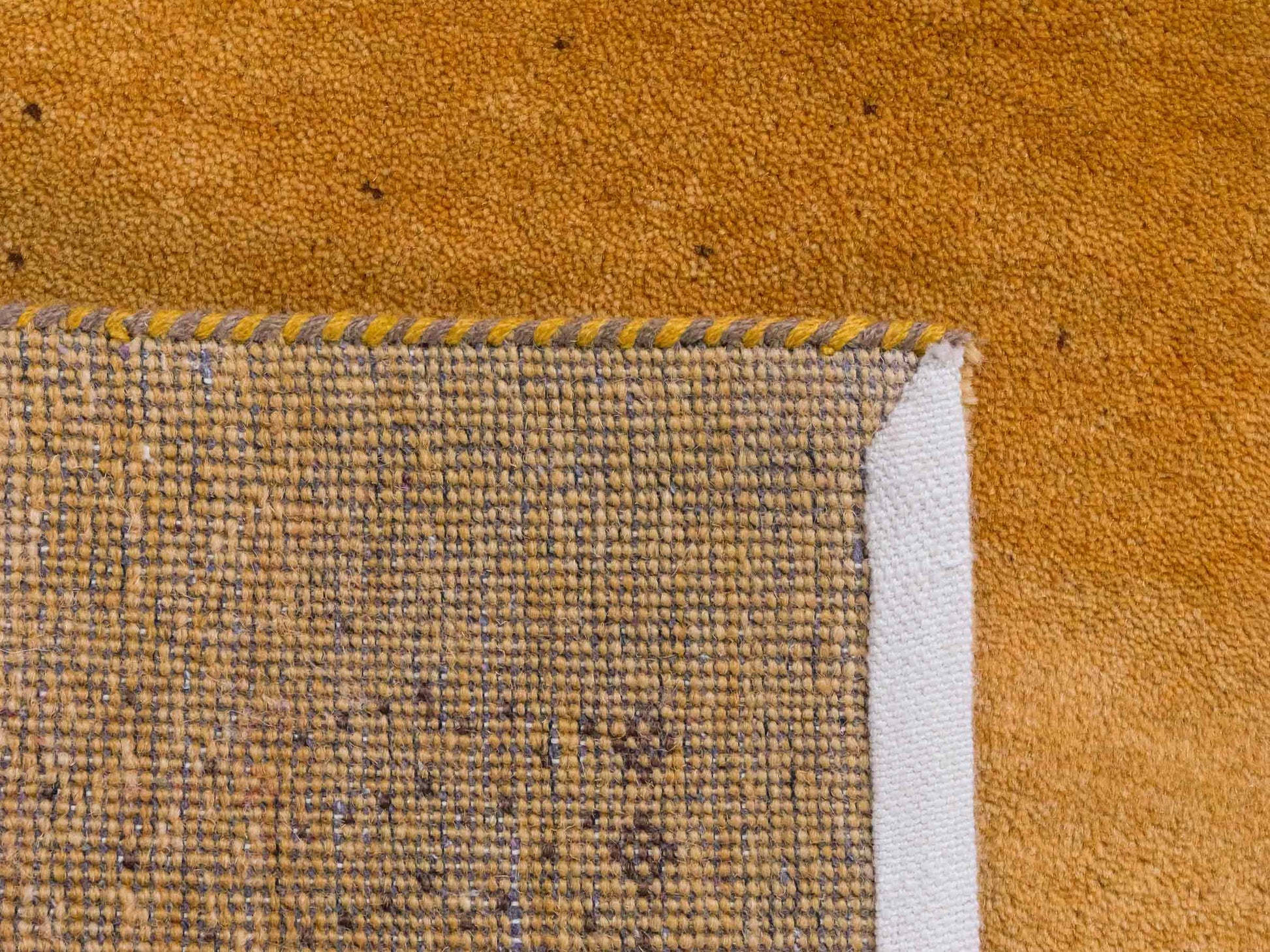 Handgeknüpfter Indo Loribaft Orientteppich von Khademi aus Wolle, gold. Geometrisches Nomaden-Design. Von Hand geknüpft in Indien. Größe: 95x57cm. Teppichnummer: KB4-1749. Verkauf durch Jupiter Intl.