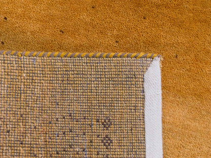 Handgeknüpfter Indo Loribaft Orientteppich von Khademi aus Wolle, gold. Geometrisches Nomaden-Design. Von Hand geknüpft in Indien. Größe: 95x57cm. Teppichnummer: KB4-1749. Verkauf durch Jupiter Intl.