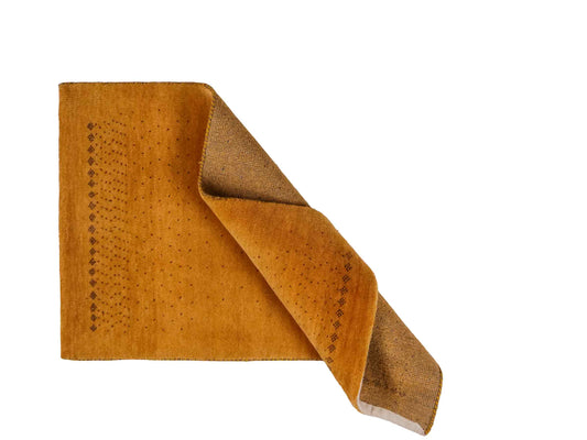 Handgeknüpfter Indo Loribaft Orientteppich von Khademi aus Wolle, gold. Geometrisches Nomaden-Design. Von Hand geknüpft in Indien. Größe: 95x57cm. Teppichnummer: KB4-1749. Verkauf durch Jupiter Intl.