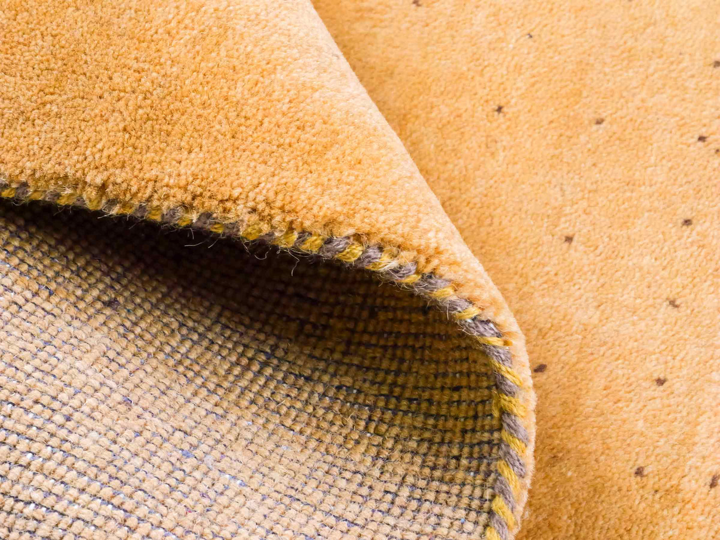 Handgeknüpfter Indo Loribaft Orientteppich von Khademi aus Wolle, gold. Geometrisches Nomaden-Design. Von Hand geknüpft in Indien. Größe: 95x57cm. Teppichnummer: KB4-1749. Verkauf durch Jupiter Intl.