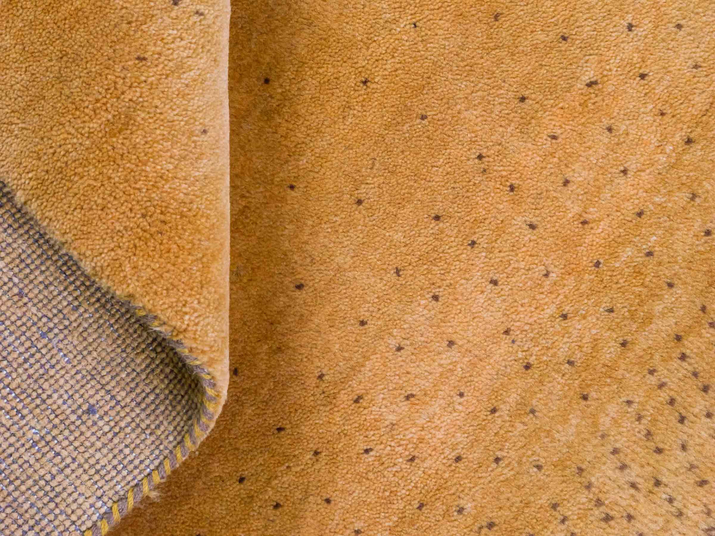 Handgeknüpfter Indo Loribaft Orientteppich von Khademi aus Wolle, gold. Geometrisches Nomaden-Design. Von Hand geknüpft in Indien. Größe: 95x57cm. Teppichnummer: KB4-1749. Verkauf durch Jupiter Intl.