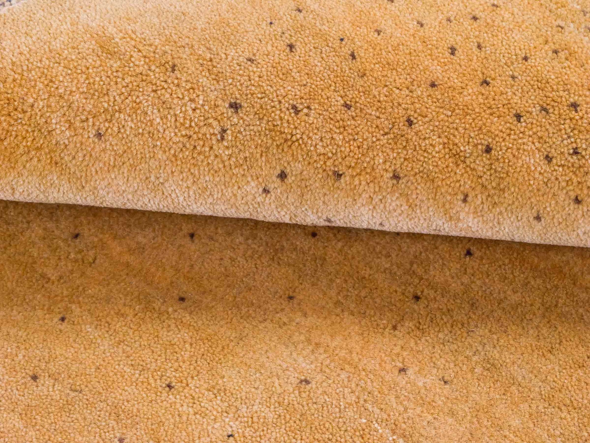 Handgeknüpfter Indo Loribaft Orientteppich von Khademi aus Wolle, gold. Geometrisches Nomaden-Design. Von Hand geknüpft in Indien. Größe: 95x57cm. Teppichnummer: KB4-1749. Verkauf durch Jupiter Intl.