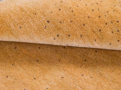 Handgeknüpfter Indo Loribaft Orientteppich von Khademi aus Wolle, gold. Geometrisches Nomaden-Design. Von Hand geknüpft in Indien. Größe: 95x57cm. Teppichnummer: KB4-1749. Verkauf durch Jupiter Intl.