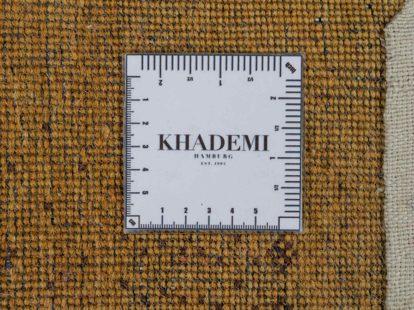 Handgeknüpfter Indo Loribaft Orientteppich von Khademi aus Wolle, gold. Geometrisches Nomaden-Design. Von Hand geknüpft in Indien. Größe: 95x60cm. Teppichnummer: KB4-1761. Verkauf durch Jupiter Intl.