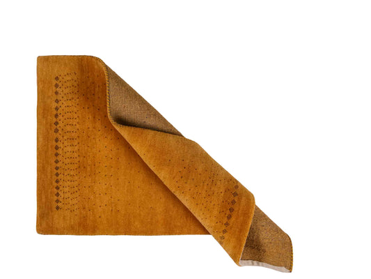 Handgeknüpfter Indo Loribaft Orientteppich von Khademi aus Wolle, gold. Geometrisches Nomaden-Design. Von Hand geknüpft in Indien. Größe: 95x60cm. Teppichnummer: KB4-1761. Verkauf durch Jupiter Intl.