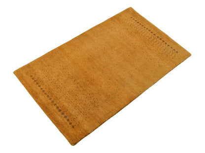 Handgeknüpfter Indo Loribaft Orientteppich von Khademi aus Wolle, gold. Geometrisches Nomaden-Design. Von Hand geknüpft in Indien. Größe: 95x60cm. Teppichnummer: KB4-1761. Verkauf durch Jupiter Intl.