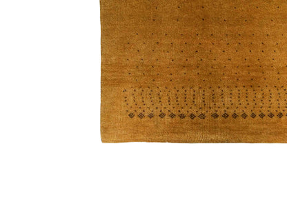 Handgeknüpfter Indo Loribaft Orientteppich von Khademi aus Wolle, gold. Geometrisches Nomaden-Design. Von Hand geknüpft in Indien. Größe: 95x60cm. Teppichnummer: KB4-1761. Verkauf durch Jupiter Intl.