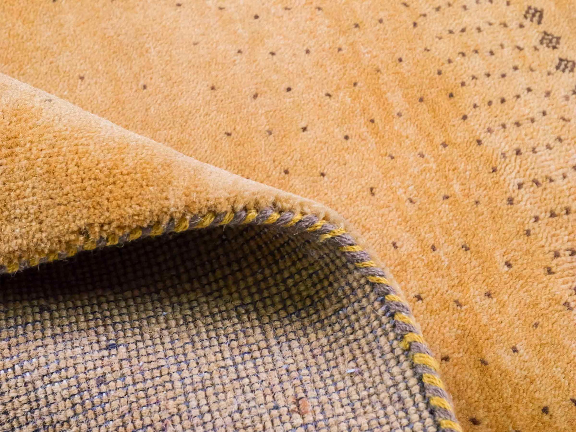 Handgeknüpfter Indo Loribaft Orientteppich von Khademi aus Wolle, gold. Geometrisches Nomaden-Design. Von Hand geknüpft in Indien. Größe: 95x60cm. Teppichnummer: KB4-1761. Verkauf durch Jupiter Intl.