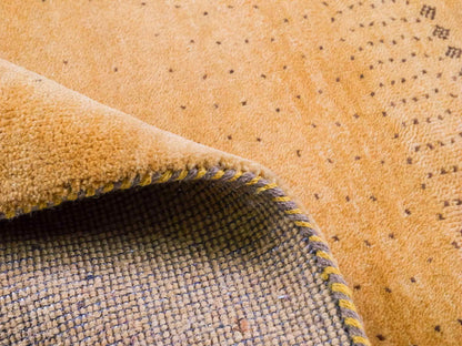 Handgeknüpfter Indo Loribaft Orientteppich von Khademi aus Wolle, gold. Geometrisches Nomaden-Design. Von Hand geknüpft in Indien. Größe: 95x60cm. Teppichnummer: KB4-1761. Verkauf durch Jupiter Intl.