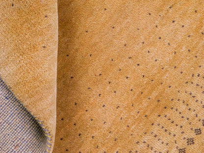 Handgeknüpfter Indo Loribaft Orientteppich von Khademi aus Wolle, gold. Geometrisches Nomaden-Design. Von Hand geknüpft in Indien. Größe: 95x60cm. Teppichnummer: KB4-1761. Verkauf durch Jupiter Intl.