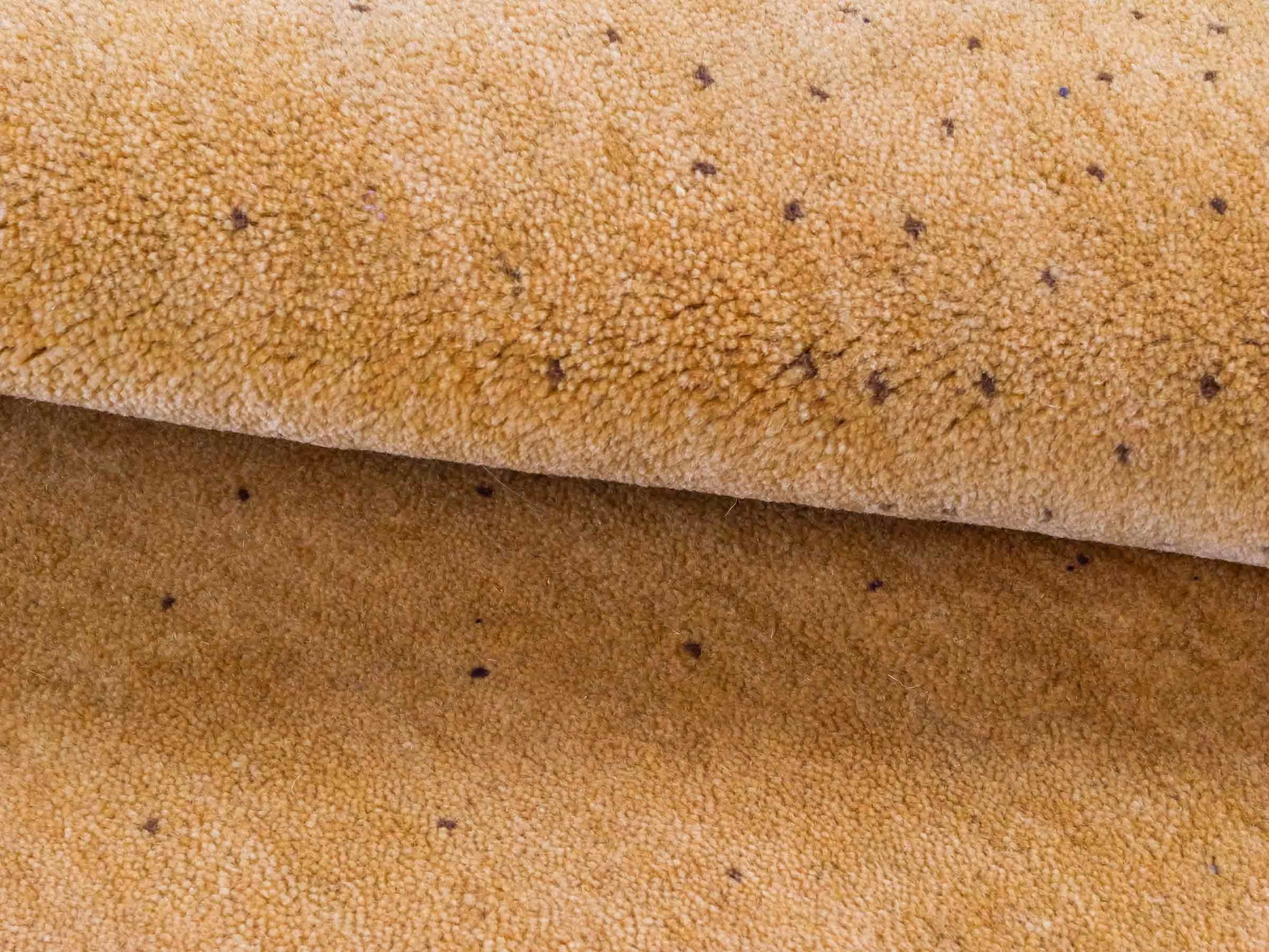 Handgeknüpfter Indo Loribaft Orientteppich von Khademi aus Wolle, gold. Geometrisches Nomaden-Design. Von Hand geknüpft in Indien. Größe: 95x60cm. Teppichnummer: KB4-1761. Verkauf durch Jupiter Intl.