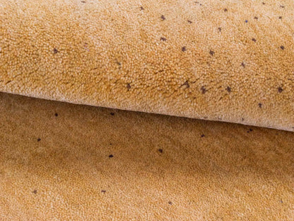 Handgeknüpfter Indo Loribaft Orientteppich von Khademi aus Wolle, gold. Geometrisches Nomaden-Design. Von Hand geknüpft in Indien. Größe: 95x60cm. Teppichnummer: KB4-1761. Verkauf durch Jupiter Intl.