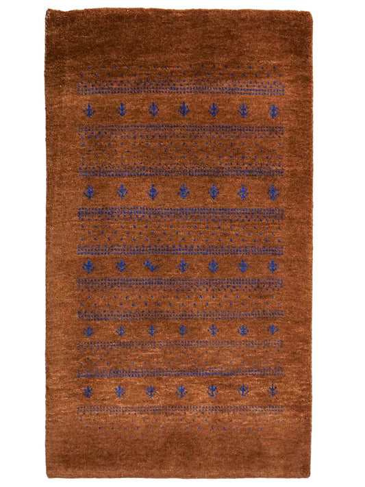 Handgeknüpfter Indo Loribaft Orientteppich von Khademi aus Wolle, braun. Geometrisches Nomaden-Design. Von Hand geknüpft in Indien. Größe: 95x62cm. Teppichnummer: KB4-1745. Verkauf durch Jupiter Intl.