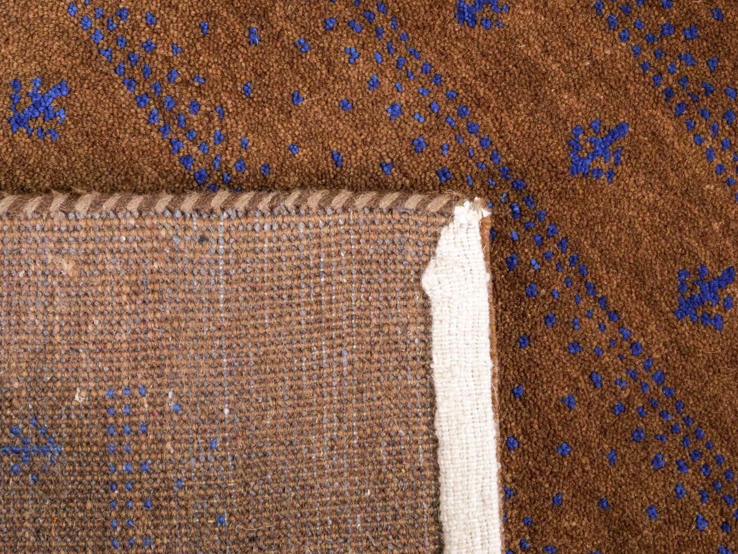 Handgeknüpfter Indo Loribaft Orientteppich von Khademi aus Wolle, braun. Geometrisches Nomaden-Design. Von Hand geknüpft in Indien. Größe: 95x62cm. Teppichnummer: KB4-1745. Verkauf durch Jupiter Intl.