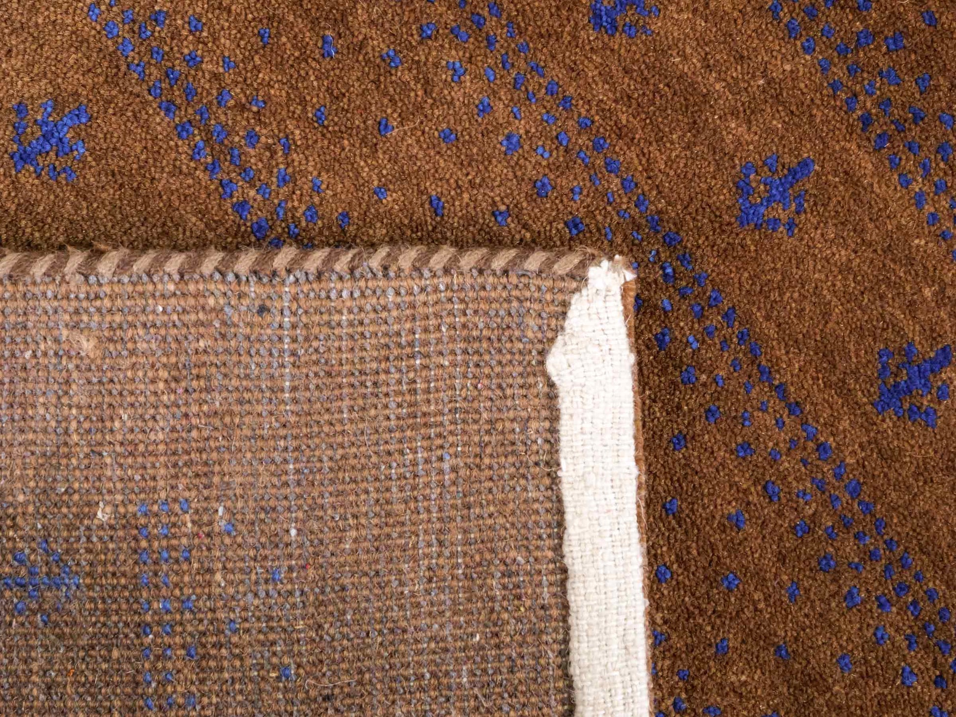 Handgeknüpfter Indo Loribaft Orientteppich von Khademi aus Wolle, braun. Geometrisches Nomaden-Design. Von Hand geknüpft in Indien. Größe: 95x62cm. Teppichnummer: KB4-1745. Verkauf durch Jupiter Intl.