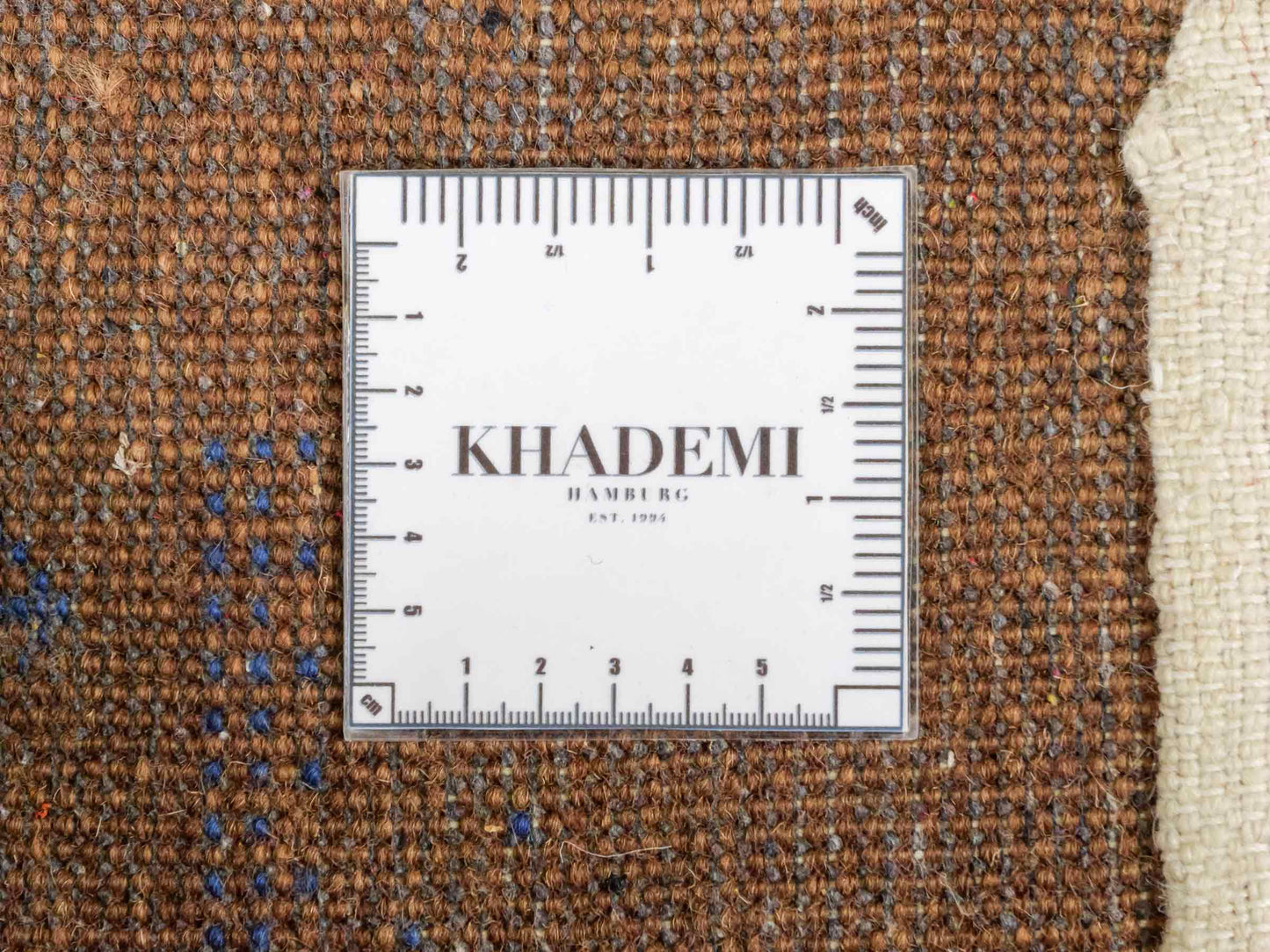 Handgeknüpfter Indo Loribaft Orientteppich von Khademi aus Wolle, braun. Geometrisches Nomaden-Design. Von Hand geknüpft in Indien. Größe: 95x62cm. Teppichnummer: KB4-1745. Verkauf durch Jupiter Intl.