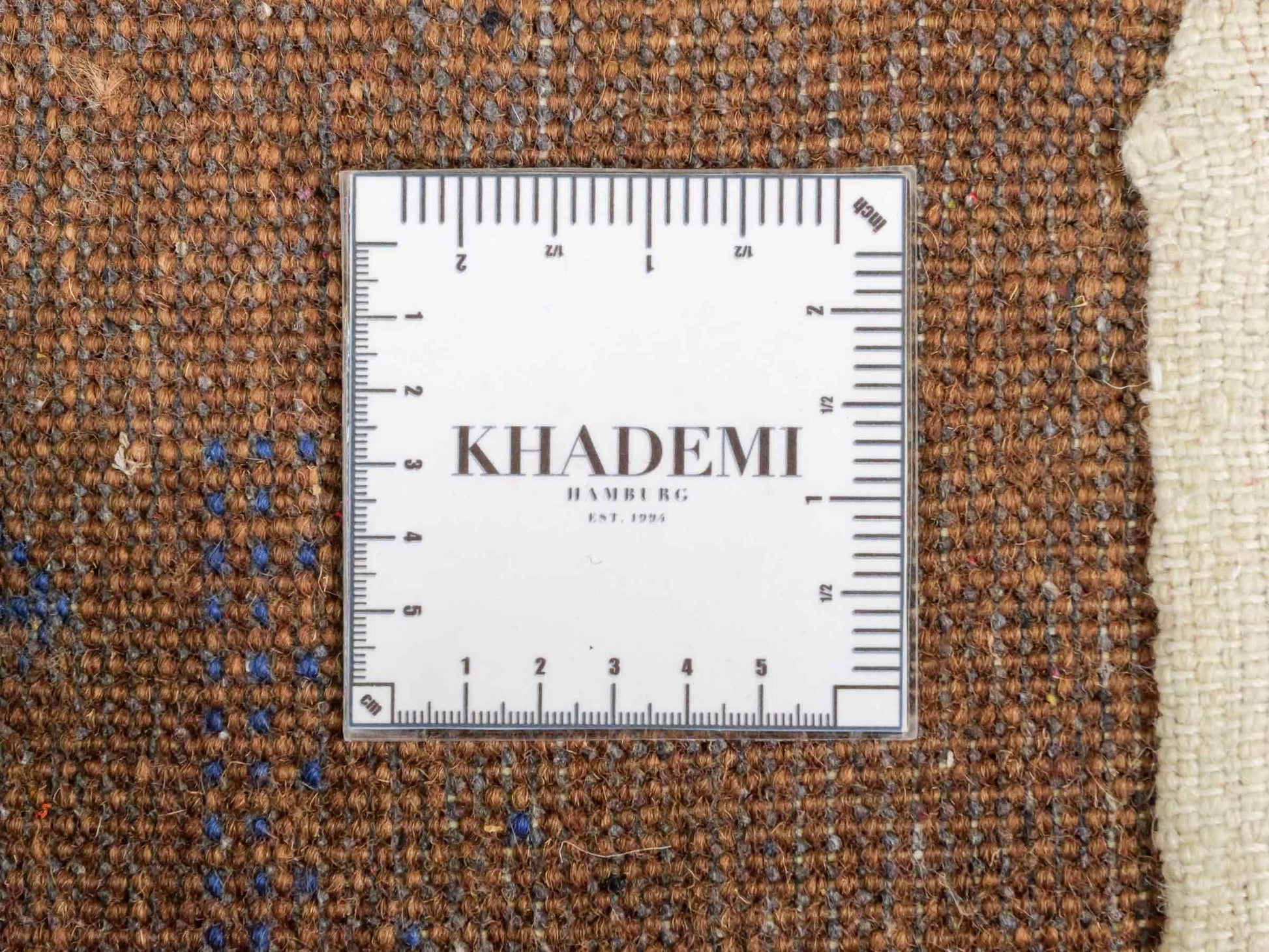 Handgeknüpfter Indo Loribaft Orientteppich von Khademi aus Wolle, braun. Geometrisches Nomaden-Design. Von Hand geknüpft in Indien. Größe: 95x62cm. Teppichnummer: KB4-1745. Verkauf durch Jupiter Intl.