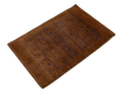 Handgeknüpfter Indo Loribaft Orientteppich von Khademi aus Wolle, braun. Geometrisches Nomaden-Design. Von Hand geknüpft in Indien. Größe: 95x62cm. Teppichnummer: KB4-1745. Verkauf durch Jupiter Intl.