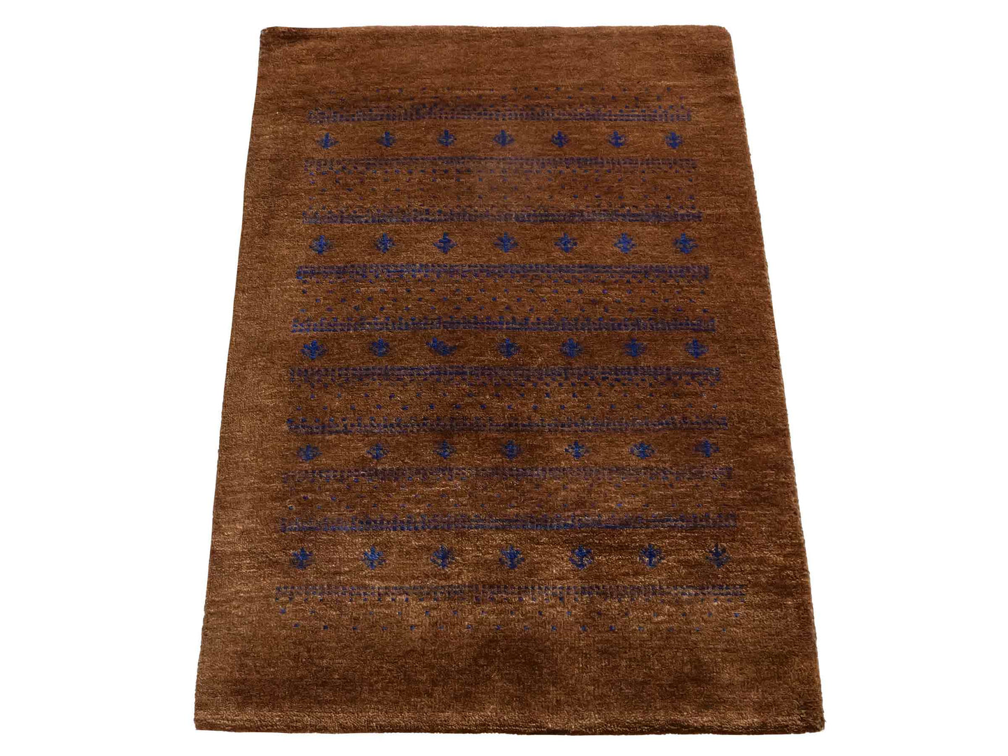 Handgeknüpfter Indo Loribaft Orientteppich von Khademi aus Wolle, braun. Geometrisches Nomaden-Design. Von Hand geknüpft in Indien. Größe: 95x62cm. Teppichnummer: KB4-1745. Verkauf durch Jupiter Intl.