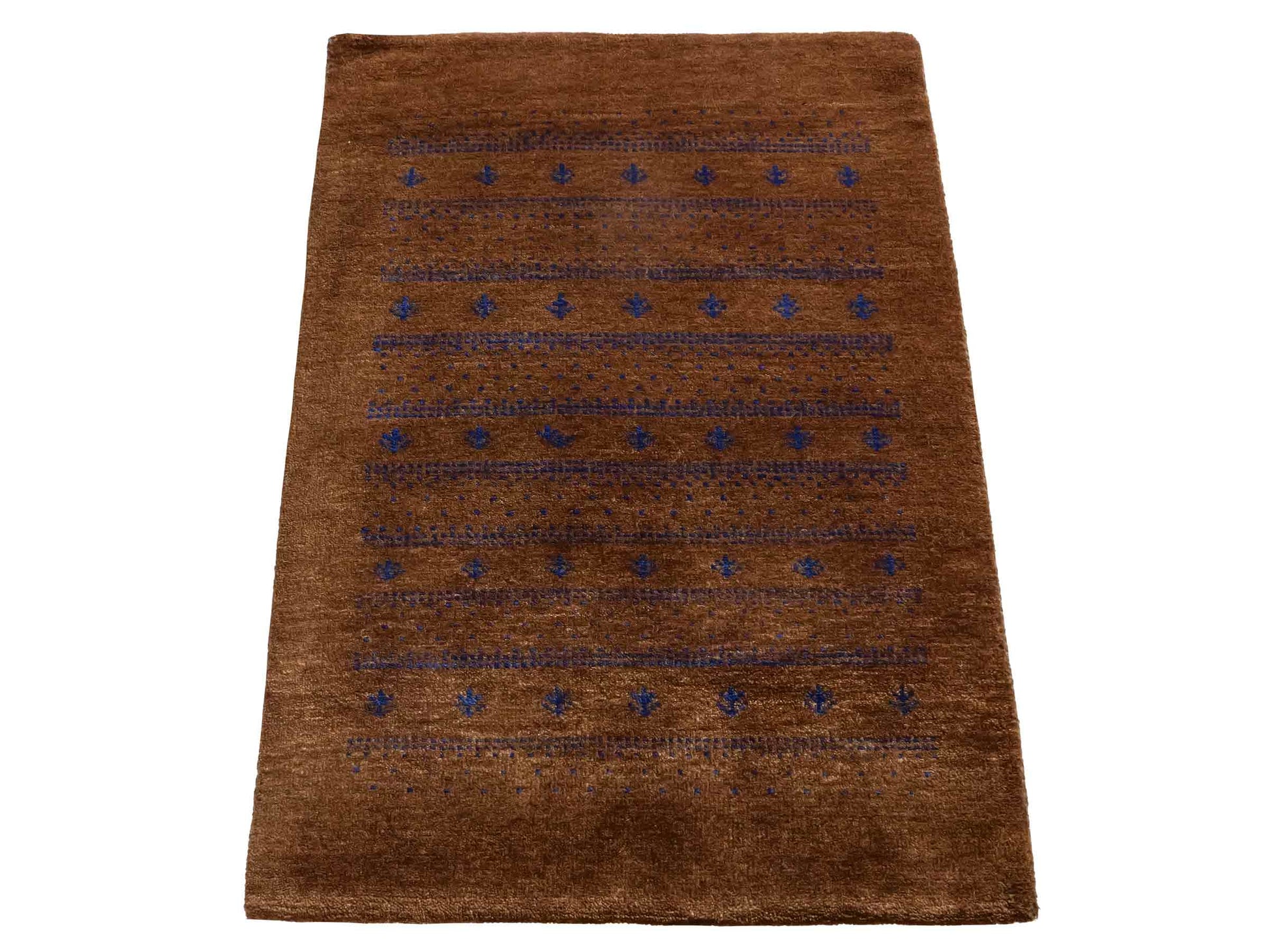 Handgeknüpfter Indo Loribaft Orientteppich von Khademi aus Wolle, braun. Geometrisches Nomaden-Design. Von Hand geknüpft in Indien. Größe: 95x62cm. Teppichnummer: KB4-1745. Verkauf durch Jupiter Intl.