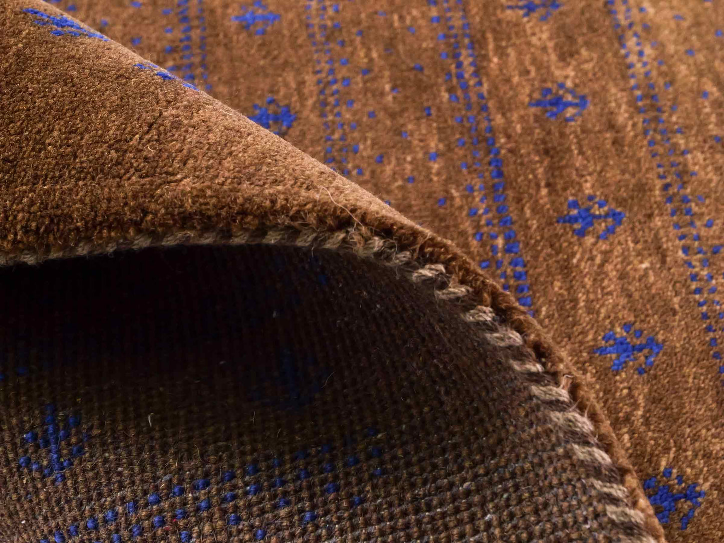 Handgeknüpfter Indo Loribaft Orientteppich von Khademi aus Wolle, braun. Geometrisches Nomaden-Design. Von Hand geknüpft in Indien. Größe: 95x62cm. Teppichnummer: KB4-1745. Verkauf durch Jupiter Intl.