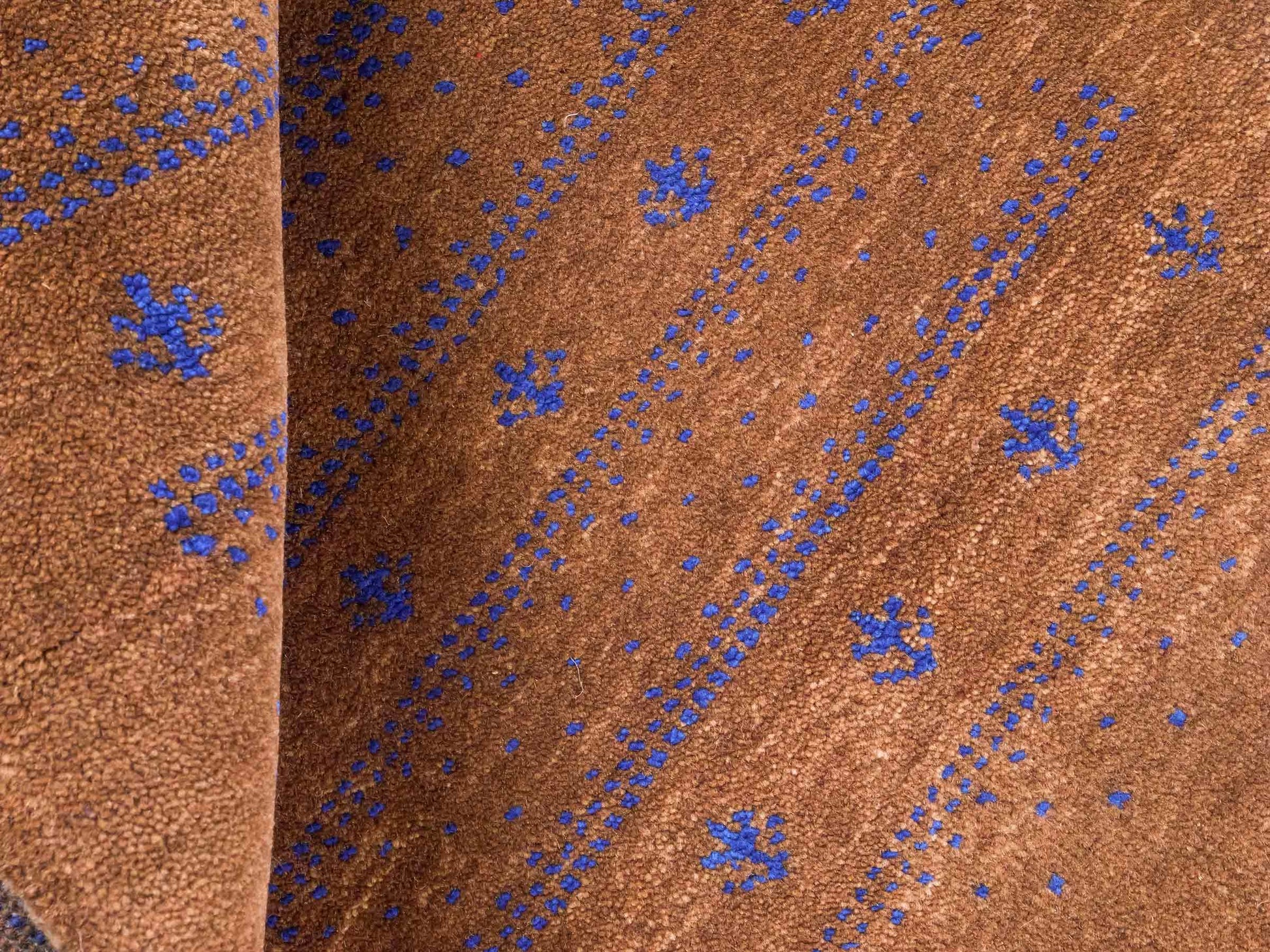 Handgeknüpfter Indo Loribaft Orientteppich von Khademi aus Wolle, braun. Geometrisches Nomaden-Design. Von Hand geknüpft in Indien. Größe: 95x62cm. Teppichnummer: KB4-1745. Verkauf durch Jupiter Intl.