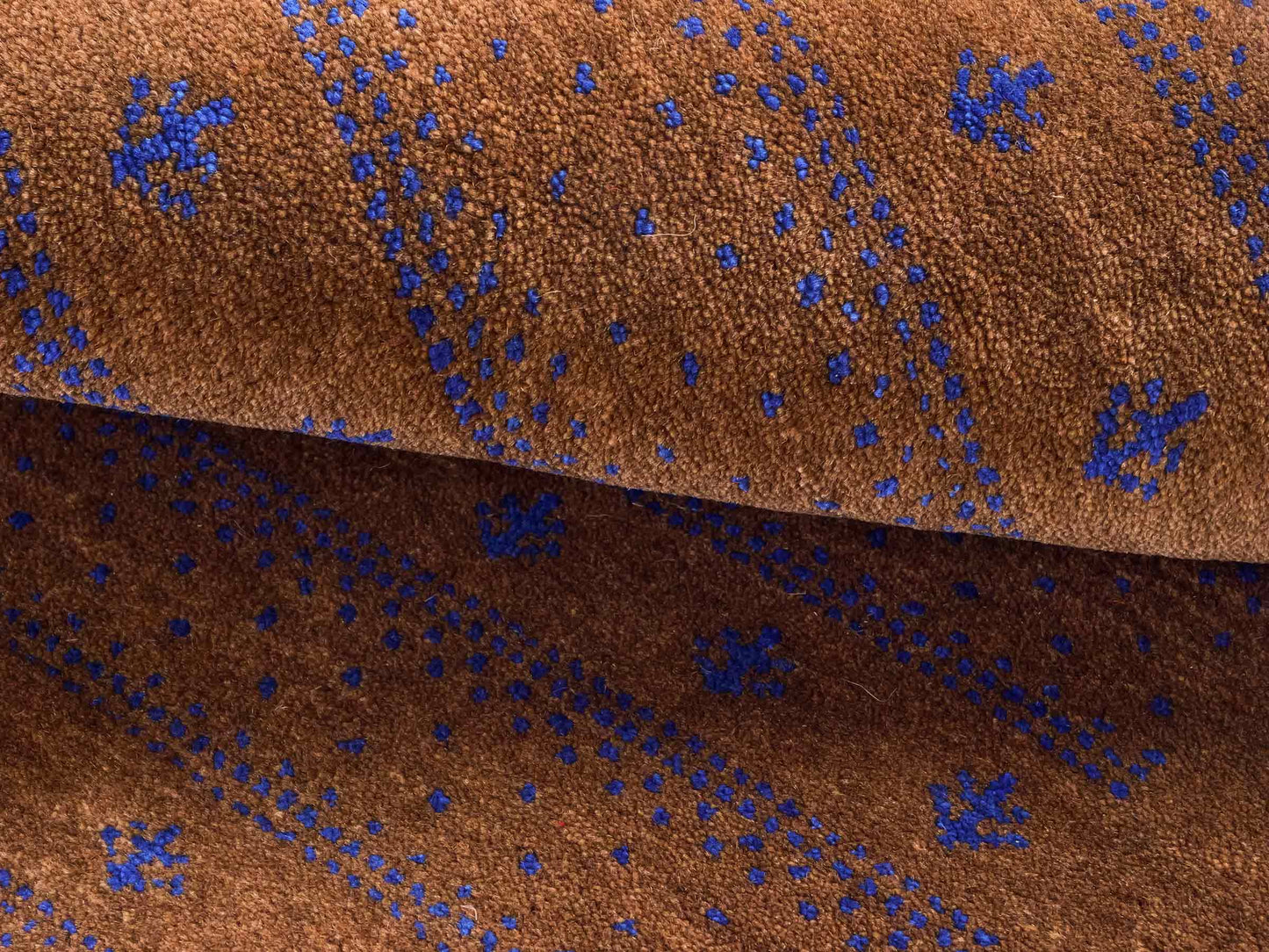 Handgeknüpfter Indo Loribaft Orientteppich von Khademi aus Wolle, braun. Geometrisches Nomaden-Design. Von Hand geknüpft in Indien. Größe: 95x62cm. Teppichnummer: KB4-1745. Verkauf durch Jupiter Intl.