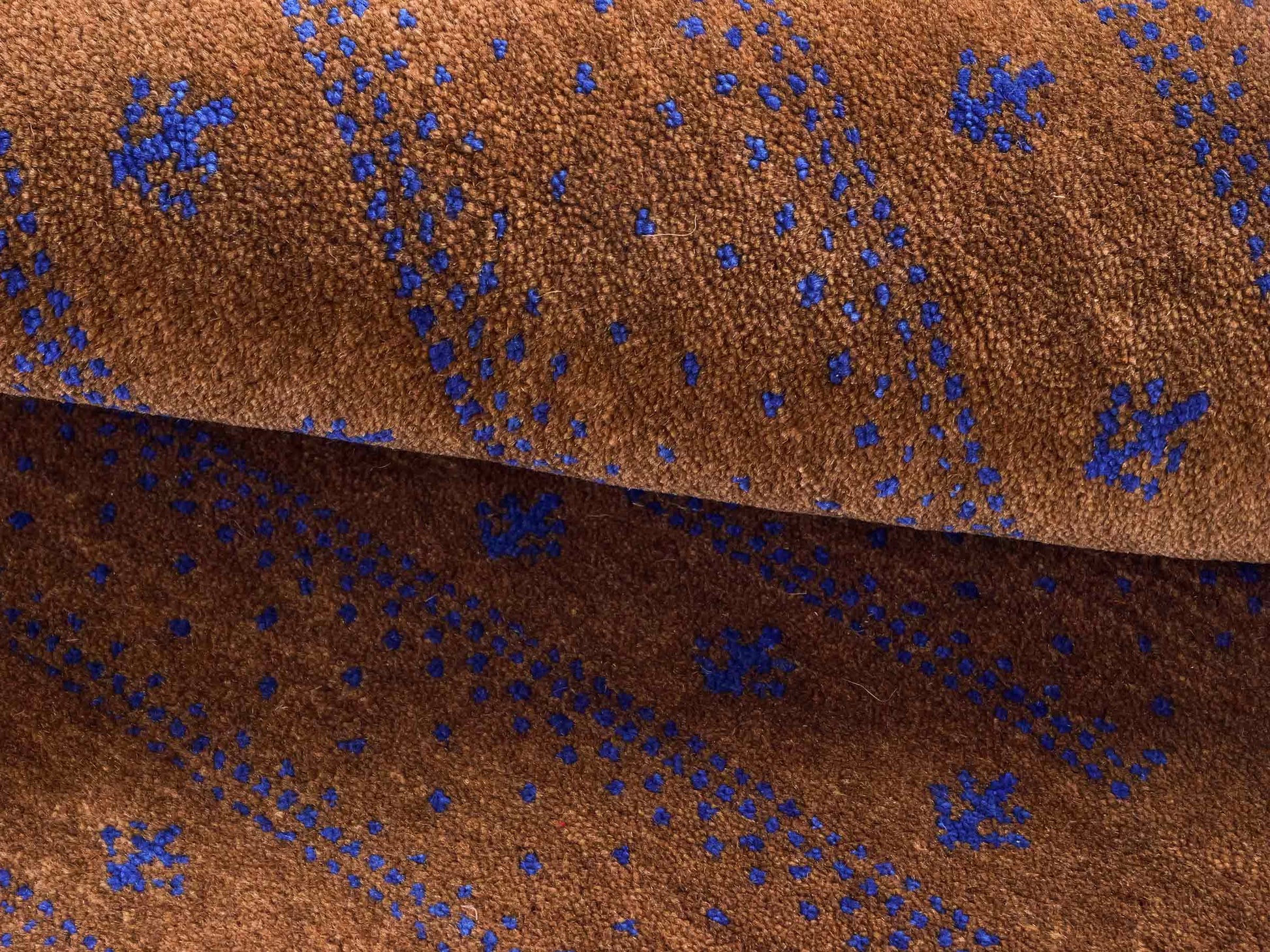 Handgeknüpfter Indo Loribaft Orientteppich von Khademi aus Wolle, braun. Geometrisches Nomaden-Design. Von Hand geknüpft in Indien. Größe: 95x62cm. Teppichnummer: KB4-1745. Verkauf durch Jupiter Intl.