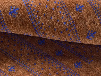 Handgeknüpfter Indo Loribaft Orientteppich von Khademi aus Wolle, braun. Geometrisches Nomaden-Design. Von Hand geknüpft in Indien. Größe: 95x62cm. Teppichnummer: KB4-1745. Verkauf durch Jupiter Intl.