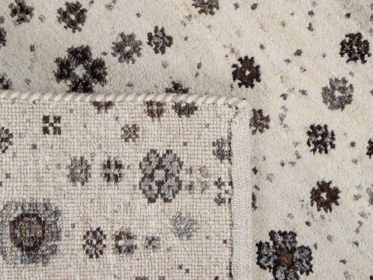 Handgeknüpfter Indo Loribaft Orientteppich von Khademi aus Wolle, cremeweiß. Florales Nomaden-Design. Von Hand geknüpft in Indien. Größe: 95x62cm. Teppichnummer: KB4-1727. Verkauf durch Jupiter Intl.