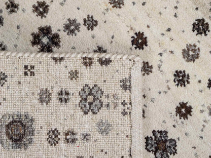 Handgeknüpfter Indo Loribaft Orientteppich von Khademi aus Wolle, cremeweiß. Florales Nomaden-Design. Von Hand geknüpft in Indien. Größe: 95x62cm. Teppichnummer: KB4-1727. Verkauf durch Jupiter Intl.