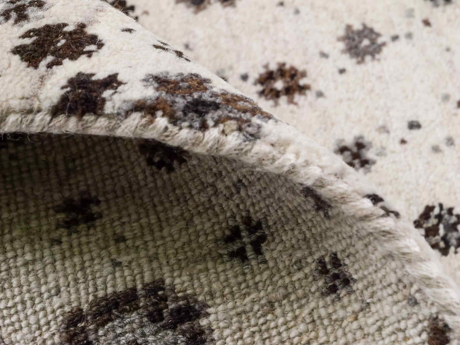 Handgeknüpfter Indo Loribaft Orientteppich von Khademi aus Wolle, cremeweiß. Florales Nomaden-Design. Von Hand geknüpft in Indien. Größe: 95x62cm. Teppichnummer: KB4-1727. Verkauf durch Jupiter Intl.