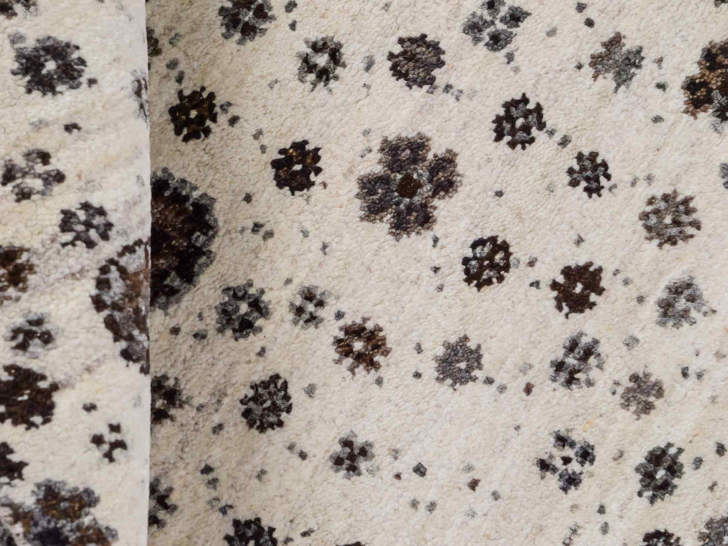 Handgeknüpfter Indo Loribaft Orientteppich von Khademi aus Wolle, cremeweiß. Florales Nomaden-Design. Von Hand geknüpft in Indien. Größe: 95x62cm. Teppichnummer: KB4-1727. Verkauf durch Jupiter Intl.