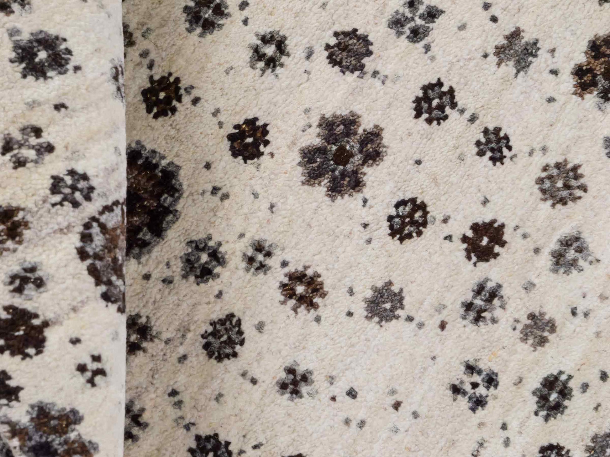 Handgeknüpfter Indo Loribaft Orientteppich von Khademi aus Wolle, cremeweiß. Florales Nomaden-Design. Von Hand geknüpft in Indien. Größe: 95x62cm. Teppichnummer: KB4-1727. Verkauf durch Jupiter Intl.