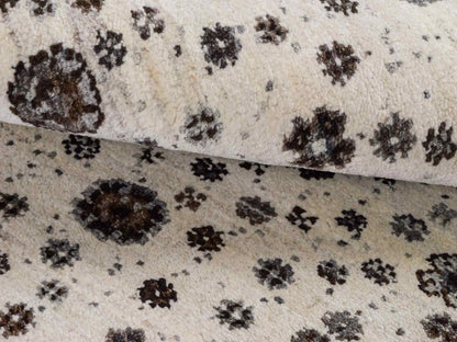 Handgeknüpfter Indo Loribaft Orientteppich von Khademi aus Wolle, cremeweiß. Florales Nomaden-Design. Von Hand geknüpft in Indien. Größe: 95x62cm. Teppichnummer: KB4-1727. Verkauf durch Jupiter Intl.