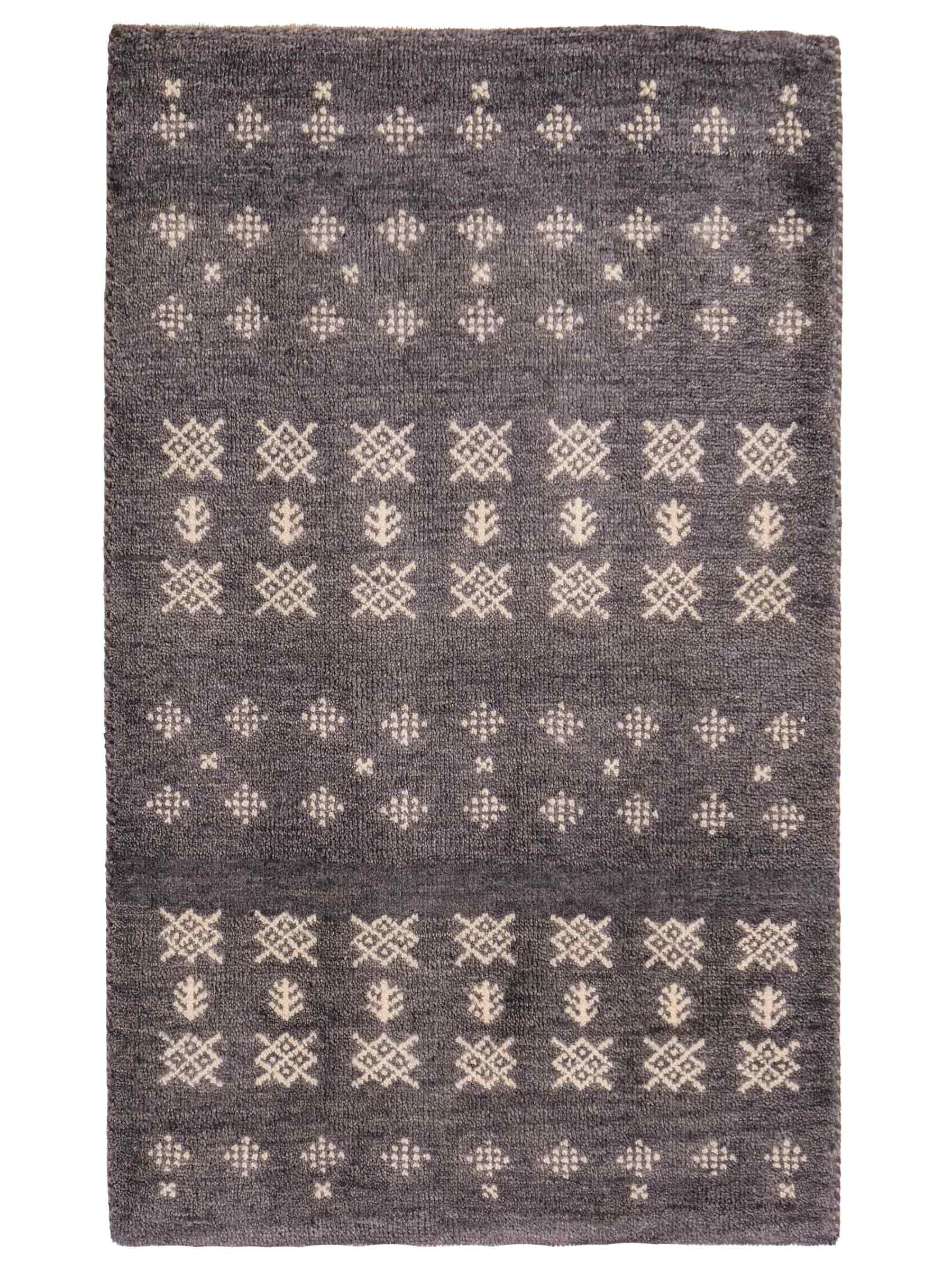 Handgeknüpfter Indo Loribaft Orientteppich von Khademi aus Wolle, grau. Geometrisches Nomaden-Design. Von Hand geknüpft in Indien. Größe: 95x64cm. Teppichnummer: KB4-1714. Verkauf durch Jupiter Intl.