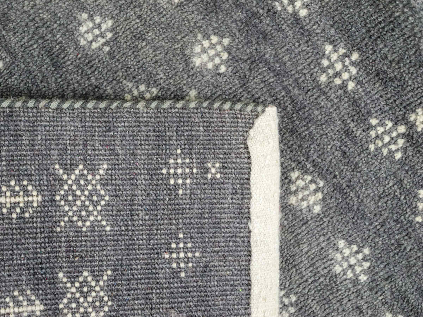 Handgeknüpfter Indo Loribaft Orientteppich von Khademi aus Wolle, grau. Geometrisches Nomaden-Design. Von Hand geknüpft in Indien. Größe: 95x64cm. Teppichnummer: KB4-1714. Verkauf durch Jupiter Intl.