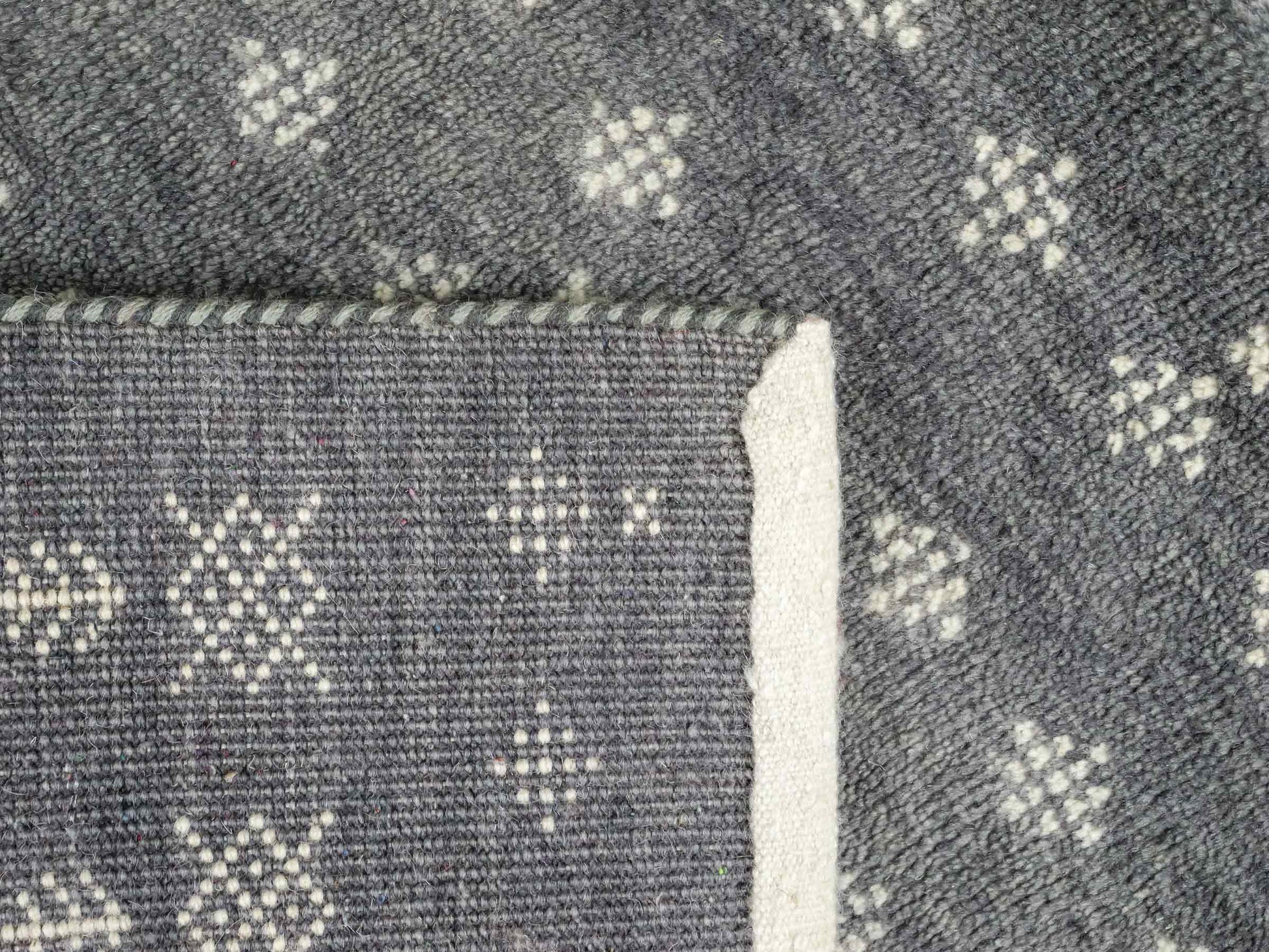 Handgeknüpfter Indo Loribaft Orientteppich von Khademi aus Wolle, grau. Geometrisches Nomaden-Design. Von Hand geknüpft in Indien. Größe: 95x64cm. Teppichnummer: KB4-1714. Verkauf durch Jupiter Intl.