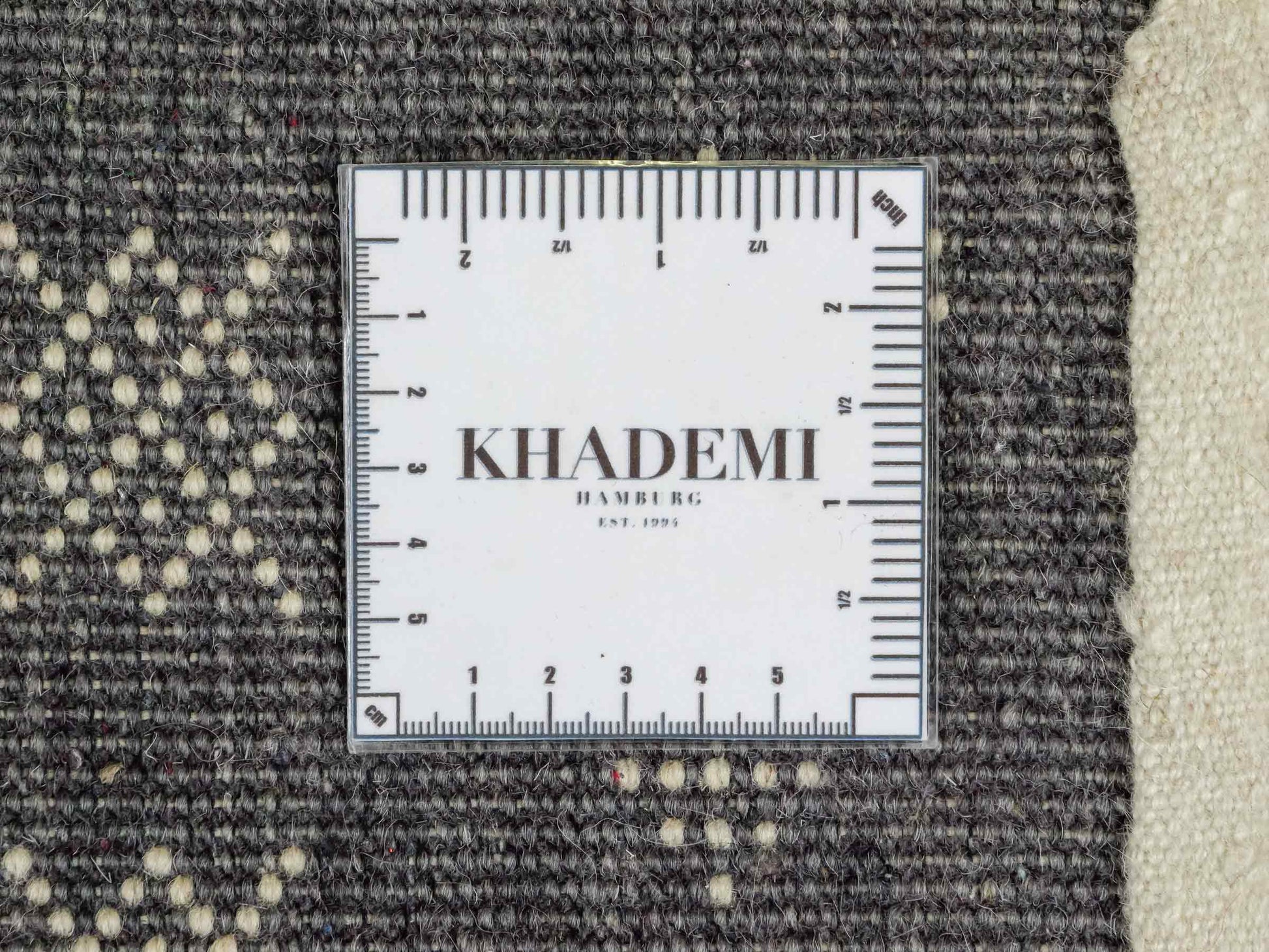 Handgeknüpfter Indo Loribaft Orientteppich von Khademi aus Wolle, grau. Geometrisches Nomaden-Design. Von Hand geknüpft in Indien. Größe: 95x64cm. Teppichnummer: KB4-1714. Verkauf durch Jupiter Intl.