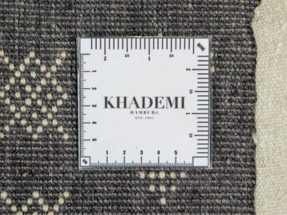 Handgeknüpfter Indo Loribaft Orientteppich von Khademi aus Wolle, grau. Geometrisches Nomaden-Design. Von Hand geknüpft in Indien. Größe: 95x64cm. Teppichnummer: KB4-1714. Verkauf durch Jupiter Intl.