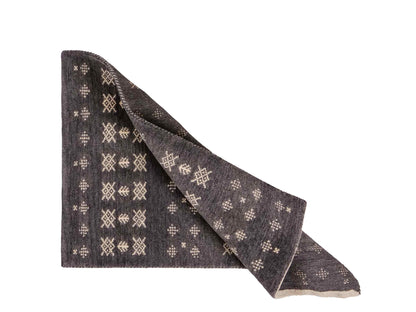 Handgeknüpfter Indo Loribaft Orientteppich von Khademi aus Wolle, grau. Geometrisches Nomaden-Design. Von Hand geknüpft in Indien. Größe: 95x64cm. Teppichnummer: KB4-1714. Verkauf durch Jupiter Intl.