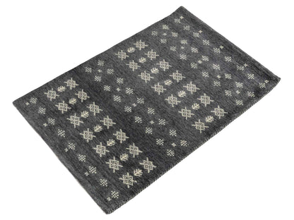 Handgeknüpfter Indo Loribaft Orientteppich von Khademi aus Wolle, grau. Geometrisches Nomaden-Design. Von Hand geknüpft in Indien. Größe: 95x64cm. Teppichnummer: KB4-1714. Verkauf durch Jupiter Intl.
